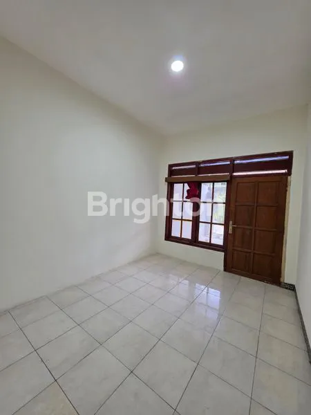 image RUMAH LAMA LOKASI STRATEGIS DI PERUM REWWIN (5)