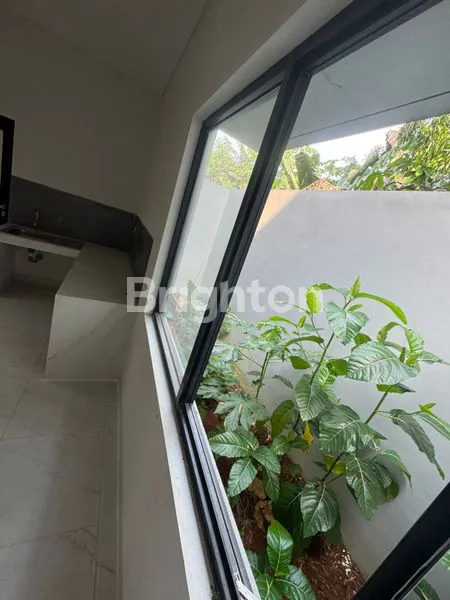 image RUMAH BARU 2,5 LANTAI DISEWAKAN/JUAL DI KOTA WISATA (4)