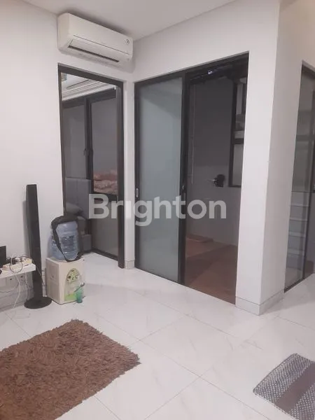 image RUMAH DI CLUSTER BARU KOTA WISATA CIBUBUR, MODERN MINIMALIS,ADA TERAS DAN BALKON . (2)