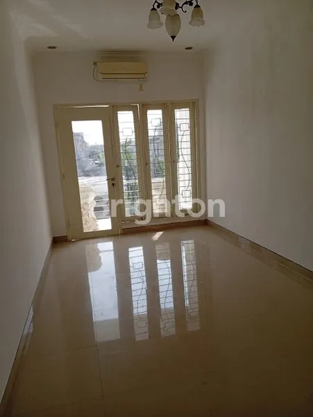 image RUMAH MEWAH 3KT HADAP TIMUR DEKAT ITS (7)