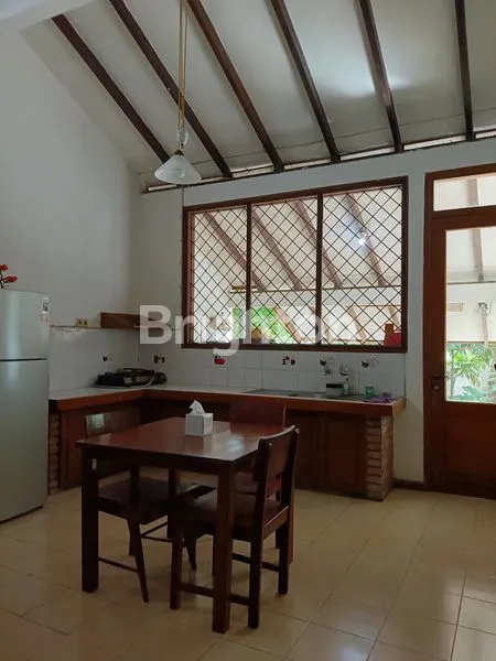 image RUMAH TINGGAL MIRIP VILLA DENGAN HALAMAN LUAS DAN RIMBUN DI SRONDOL KULON SEMARANG SELATAN (4)