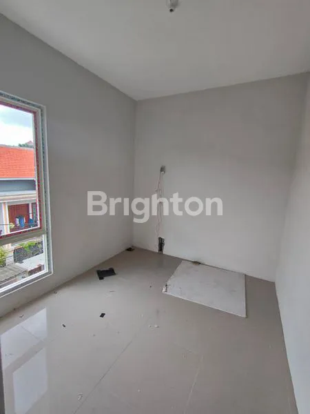 image RUMAH BARU SIAP HUNI 3 LANTAI SHM JAMBANGAN SURABAYA (8)