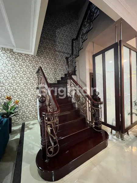 image RUMAH MEWAH 3 LANTAI DI MEDAN DELI (2)