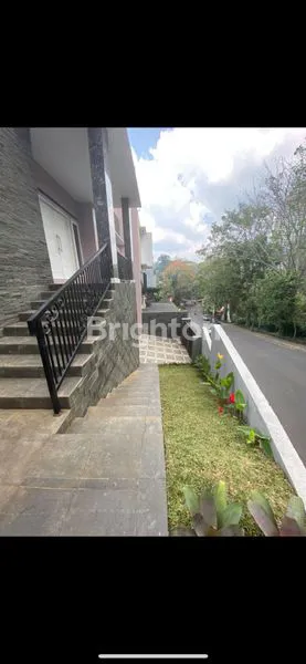 image TURUN HARGA! RUMAH MEWAH 3 LANTAI FURNISHED DI DAGO (2)