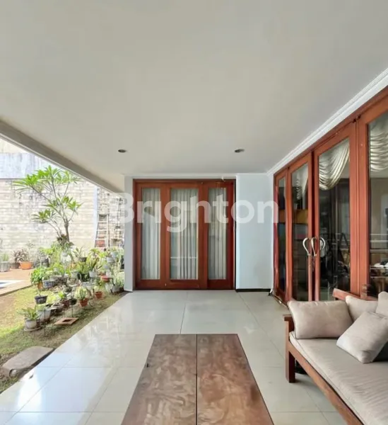 image RUMAH MEWAH SIAP HUNI DI KEBAYORAN BARU (6)