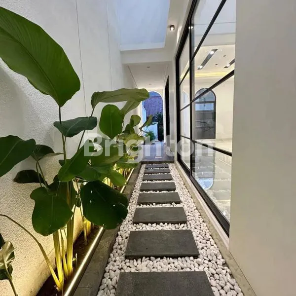 image NEW AMERICAN STYLE PURIMAS REGENCY 8X19 DENGAN 2 MASTER BEDROOM ROW JALAN 3 MOBIL (2)