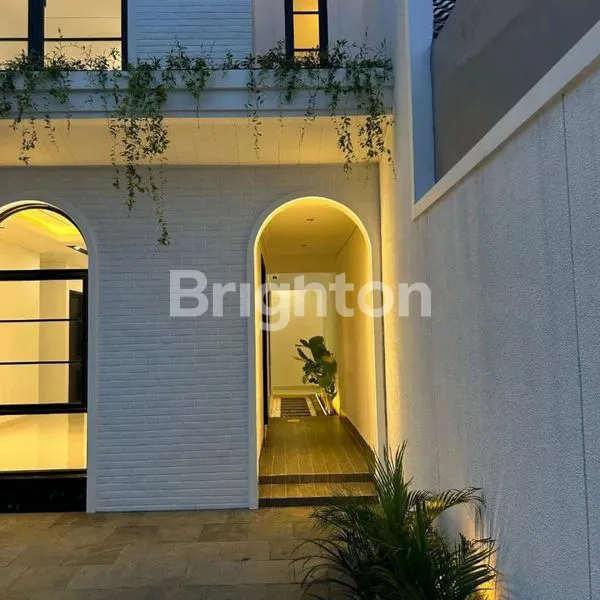 image NEW AMERICAN STYLE PURIMAS REGENCY 8X19 DENGAN 2 MASTER BEDROOM ROW JALAN 3 MOBIL (3)