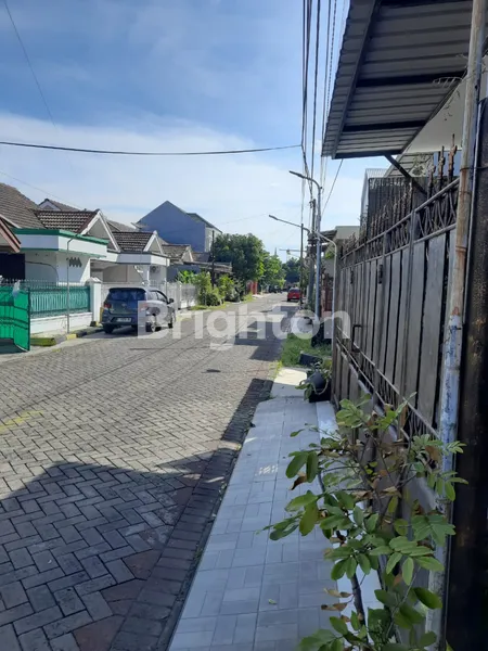 image RUMAH TERAWAT 2 LANTAI DI RUNGKUT MAPAN (5)