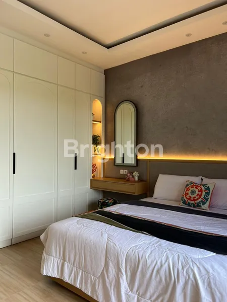 image RUMAH CANTIK DI RUNGKUT MODERN, DESIGN INTERIOR MEWAH, 1.5 LANTAI (3)