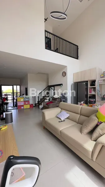 image RUMAH CANTIK DI RUNGKUT MODERN, DESIGN INTERIOR MEWAH, 1.5 LANTAI (8)