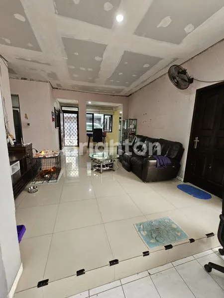 DIJUAL RUMAH (HOEK) 2¼ LANTAI 4 KAMAR TIDUR DI GADING PANDAWA KELAPA GADING