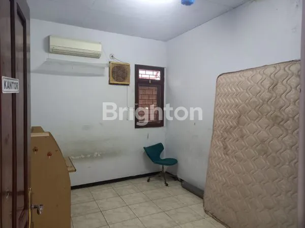 image DISEWAKAN RUKO 2 LANTAI DI PUSAT KOTA TULUNGAGUNG,  LOKASI STRATEGIS, COCOK BUAT BISNIS MAUPUN RUMAH TANGGA. (2)