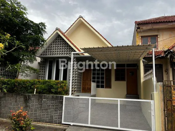 JUAL RUMAH CANTIK DAN TERAWAT, SIAP HUNI DI LOKASI STRATEGIS