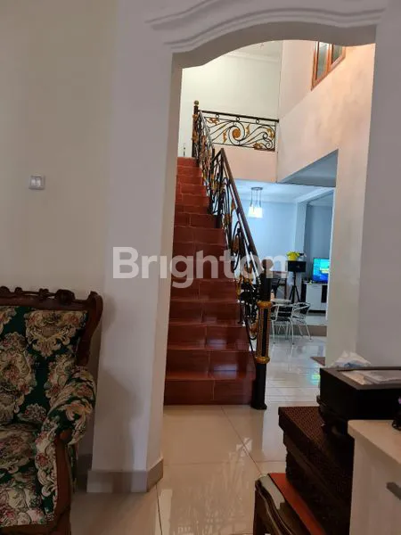 image RUMAH ASRI 2 LANTAI DI KEBAYORAN LAMA (3)