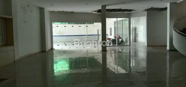 image  GEDUNG KOMERSIAL 2 LANTAI DI MAYJEND SUNGKONO – EX SHOWROOM MOBIL, NOL JALAN RAYA, LOKASI STRATEGIS (2)