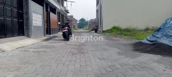 image RUMAH 1 LANTAI MINIMALIS SIAP HUNI DI SOLO BARU (7)