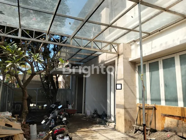 image RUMAH MEWAH 2 LANTAI DI LAGUNA PAKUWON CITY SURABAYA (2)