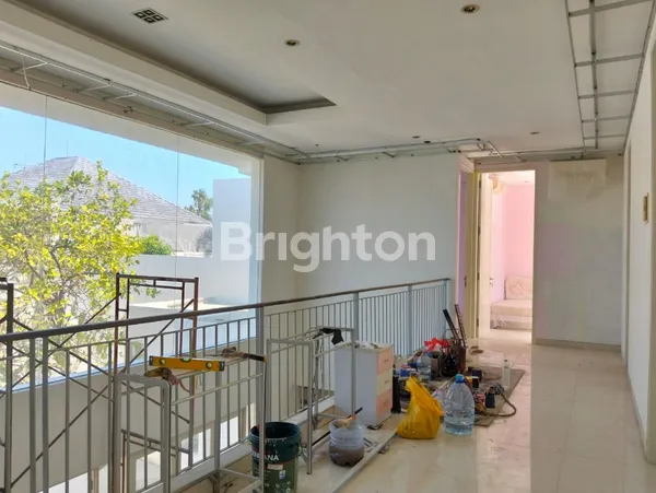 image RUMAH MEWAH 2 LANTAI DI LAGUNA PAKUWON CITY SURABAYA (6)