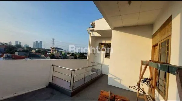 image RUMAH 2 LANTAI DI MERUYA SELATAN – LOKASI STRATEGIS DEKAT TOL, BEBAS BANJIR (6)