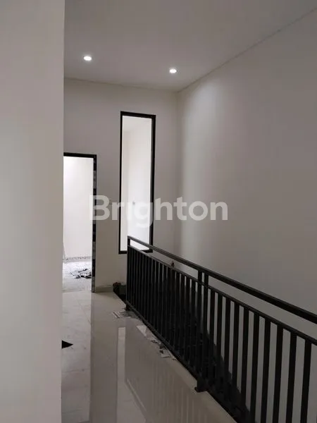 image RUMAH BARU 2 LANTAI RUNGKUT MAPAN, SURABAYA TIMUR. STRATEGIS DEKAT MERR RUNGKUT - RUNGKUT INDUSTRI - KALIRUNGKUT - RUNGKUT MADYA - RUNGKUT ASRI - KAMPUS UPN - TOL TAMBAK SUMUR ( WARU - JUANDA AIRPORT ), DLL. (5)