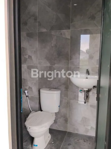 image RUMAH BARU 2 LANTAI RUNGKUT MAPAN, SURABAYA TIMUR. STRATEGIS DEKAT MERR RUNGKUT - RUNGKUT INDUSTRI - KALIRUNGKUT - RUNGKUT MADYA - RUNGKUT ASRI - KAMPUS UPN - TOL TAMBAK SUMUR ( WARU - JUANDA AIRPORT ), DLL. (7)