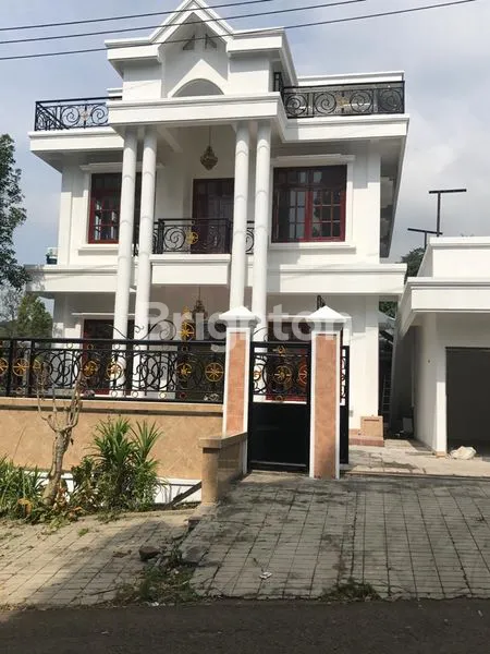 VILLA MEWAH 2 LANTAI, DEPAN PINTU LANGIT