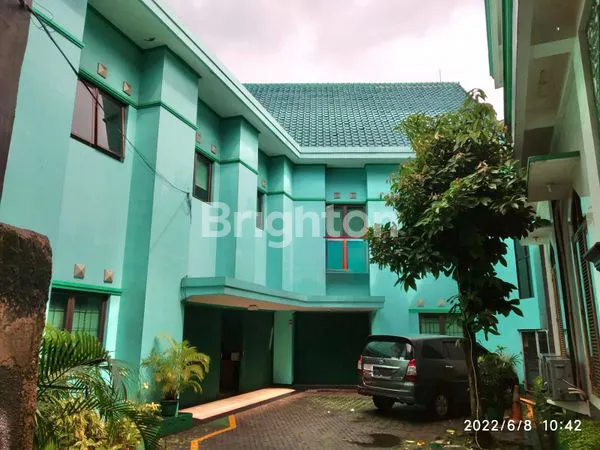 image GEDUNG PERKANTORAN 2.5 LANTAI LOKASI STRATEGIS DI KEBON JERUK (1)