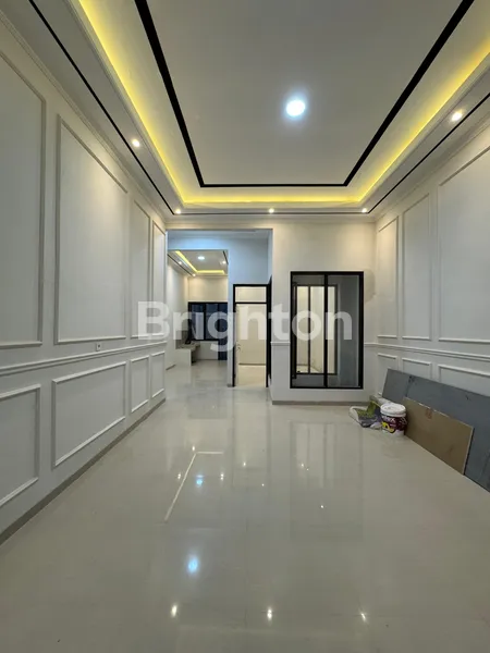 image DIJUAL RUMAH BARU MODERN MINIMALIS BAGUS 2 LANTAI DI WONOREJO, RUNGKUT, SURABAYA TIMUR  HANYA 1,35 M - LOKASI STRATGEIS & ROW JALAN LEBAR (2)