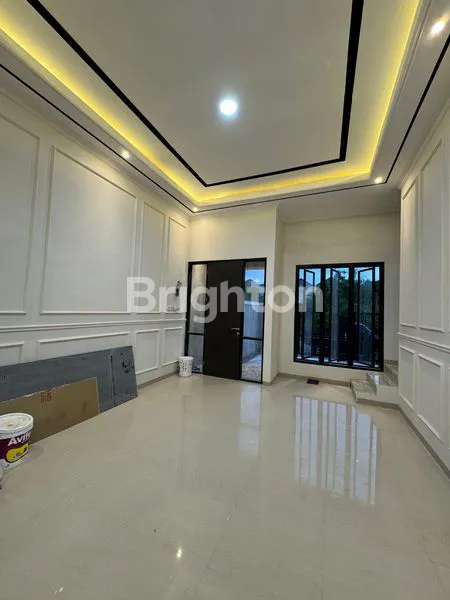 image DIJUAL RUMAH BARU MODERN MINIMALIS BAGUS 2 LANTAI DI WONOREJO, RUNGKUT, SURABAYA TIMUR  HANYA 1,35 M - LOKASI STRATGEIS & ROW JALAN LEBAR (3)