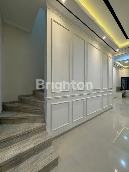 image DIJUAL RUMAH BARU MODERN MINIMALIS BAGUS 2 LANTAI DI WONOREJO, RUNGKUT, SURABAYA TIMUR  HANYA 1,35 M - LOKASI STRATGEIS & ROW JALAN LEBAR (5)