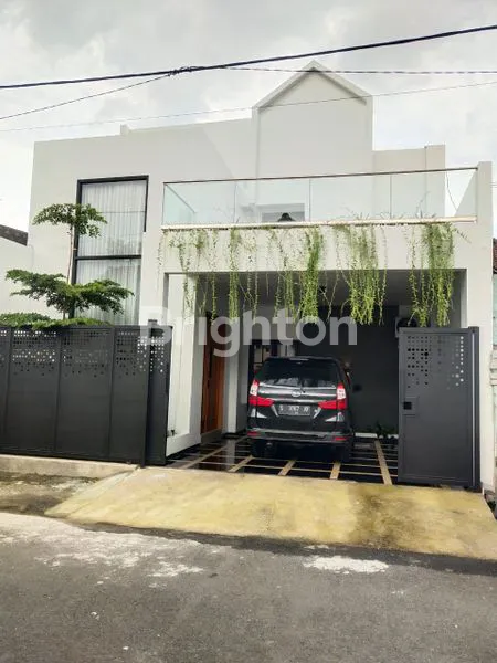 image JUAL: RUMAH MEWAH 2 LANTAI FULL FURNISH DI KOTA JOMBANG (1)
