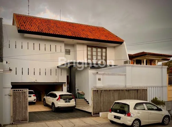 image RUMAH ADA POOL 5+2 BEDROOM DI RENON DEKAT LAPANGAN RENON (2)