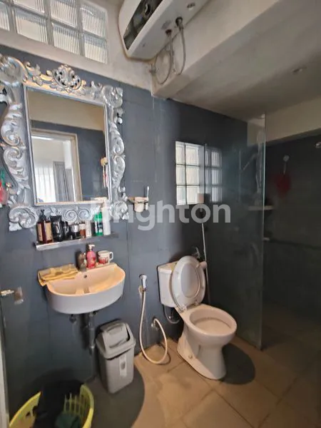 image RUMAH MEWAH 3 LANTAI SHM DI BADUNG (8)