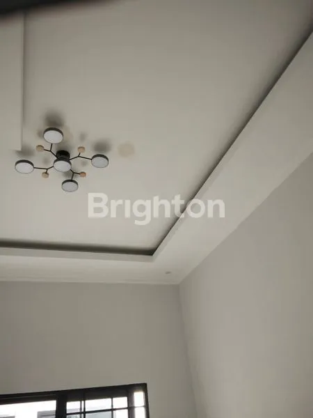 image RUMAH BARU 2 LANTAI DI KERTOMENANGGAL, GAYUNGAN SURABAYA, DEKAT TERMINAL BUNGURASIH  DAN UK PETRA, LUAS 104 M² DAN 4 KAMAR TIDUR COCOK UNTUK HUNIAN KELUARGA, SHM, HADAP UTARA, HARGA NEGO SAMPAI JADI! (4)