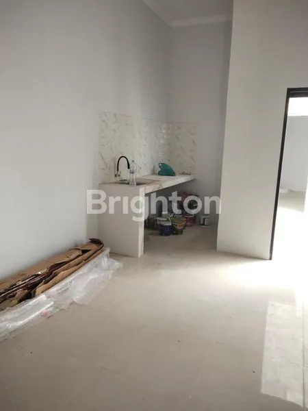 image RUMAH BARU 2 LANTAI DI KERTOMENANGGAL, GAYUNGAN SURABAYA, DEKAT TERMINAL BUNGURASIH  DAN UK PETRA, LUAS 104 M² DAN 4 KAMAR TIDUR COCOK UNTUK HUNIAN KELUARGA, SHM, HADAP UTARA, HARGA NEGO SAMPAI JADI! (5)