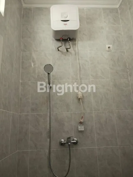 image RUMAH BARU 2 LANTAI DI KERTOMENANGGAL, GAYUNGAN SURABAYA, DEKAT TERMINAL BUNGURASIH  DAN UK PETRA, LUAS 104 M² DAN 4 KAMAR TIDUR COCOK UNTUK HUNIAN KELUARGA, SHM, HADAP UTARA, HARGA NEGO SAMPAI JADI! (6)