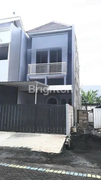 image RUMAH BARU 2 LANTAI DI KERTOMENANGGAL, GAYUNGAN SURABAYA, DEKAT TERMINAL BUNGURASIH  DAN UK PETRA, LUAS 104 M² DAN 4 KAMAR TIDUR COCOK UNTUK HUNIAN KELUARGA, SHM, HADAP UTARA, HARGA NEGO SAMPAI JADI! (1)