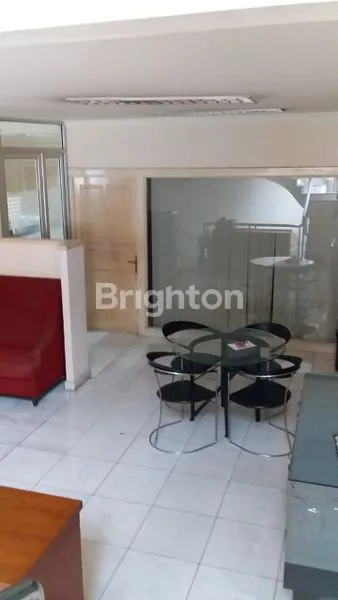 image RUMAH 3 LANTAI LT 250M² DI PASAR BARU (8)