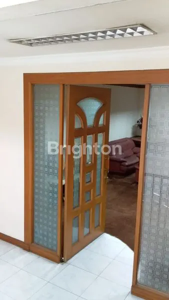 image RUMAH 3 LANTAI LT 250M² DI PASAR BARU (4)