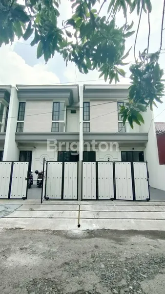 image DIJUAL RUMAH BARU 2 LANTAI MINIMALIS BAGUS SIAP HUNI DI BARUK MERR RUNGKUT - HARGA 1,7 M NEGO (1)