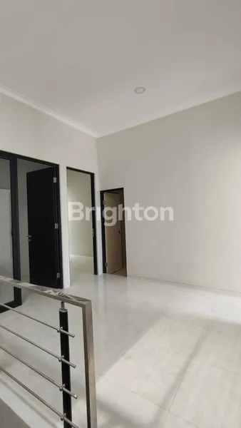 image DIJUAL RUMAH BARU 2 LANTAI MINIMALIS BAGUS SIAP HUNI DI BARUK MERR RUNGKUT - HARGA 1,7 M NEGO (6)