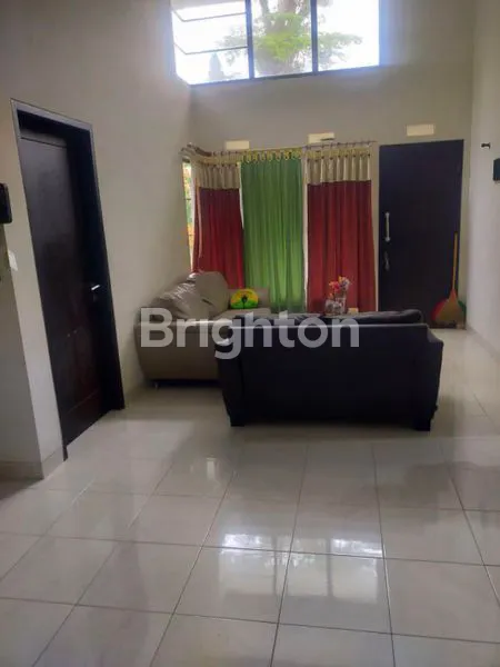 image RUMAH SIAP HUNI LT 200M² DENGAN HALAMAN LUAS DAN ASRI (2)