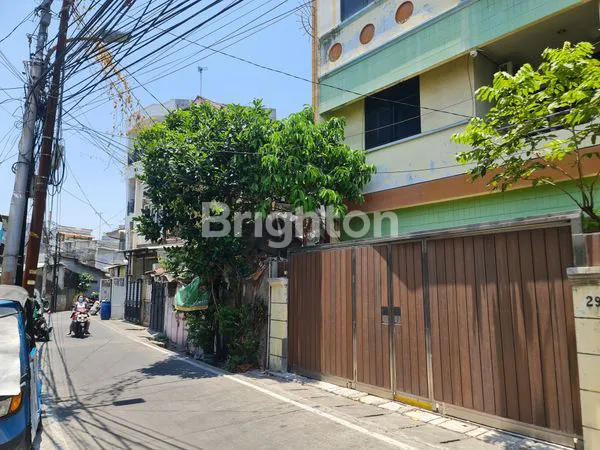 RUMAH 4 LANTAI SIAP HUNI BAGUS TERAWAT DEKAT MALL PASAR BARU JAKARTA PUSAT