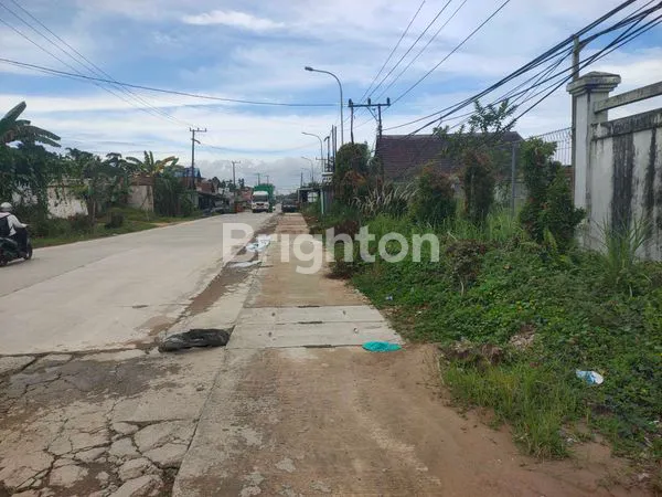image LAHAN PARKIR ALAT BERAT, STRATEGIS DI SIMPANG PASIR (2)