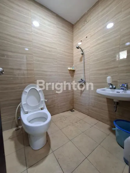 image RUMAH 3 LANTAI MODERN DI CENGKARENG RESIDENCE (4)