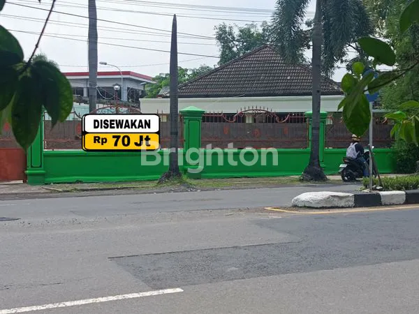 image DISEWAKAN RUMAH MASIH BISA HARGA NEGO STRATEGIS DEKAT DENGAN FASILITAS PUBLIK DI LINGKUNGAN YANG AMAN DAN NYAMAN! (1)