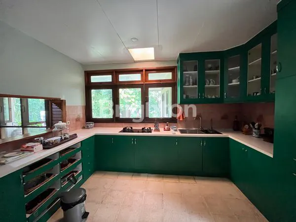 image RUMAH CLASSIC 1 LT BERHALAMAN LUAS,STRATEGIS DEKAT TOLL TB SIMATUPANG,PERKANTORAN DAN TOWN HOUSE (4)