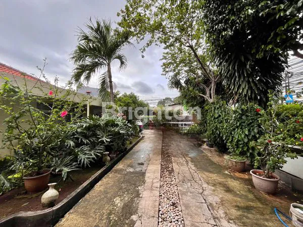 image RUMAH CLASSIC 1 LT BERHALAMAN LUAS,STRATEGIS DEKAT TOLL TB SIMATUPANG,PERKANTORAN DAN TOWN HOUSE (8)