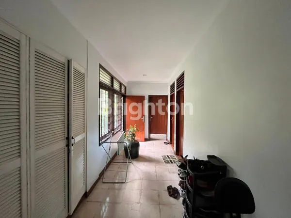 image RUMAH CLASSIC 1 LT BERHALAMAN LUAS,STRATEGIS DEKAT TOLL TB SIMATUPANG,PERKANTORAN DAN TOWN HOUSE (3)