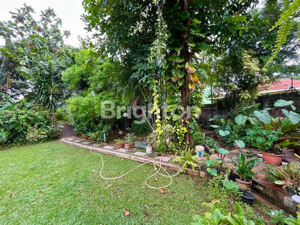 image RUMAH CLASSIC 1 LT BERHALAMAN LUAS,STRATEGIS DEKAT TOLL TB SIMATUPANG,PERKANTORAN DAN TOWN HOUSE (6)